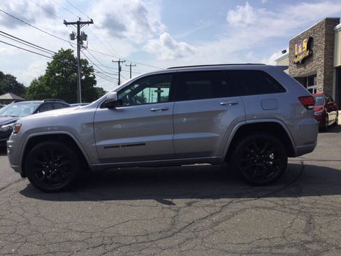 Used 2018 Jeep Grand Cherokee Altitude AWD/4WD image 11