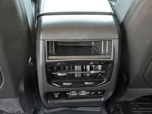 Used 2023 Jeep Grand Cherokee Limited w/ Black Appearance Package image 28