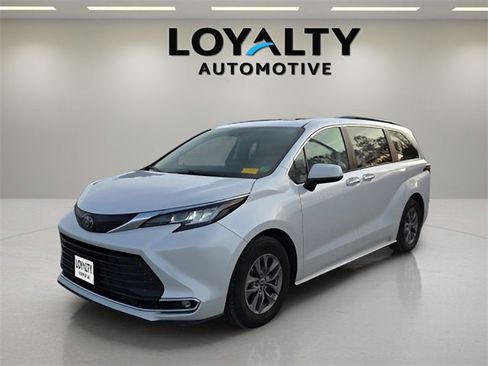 Used 2022 Toyota Sienna XLE image 1