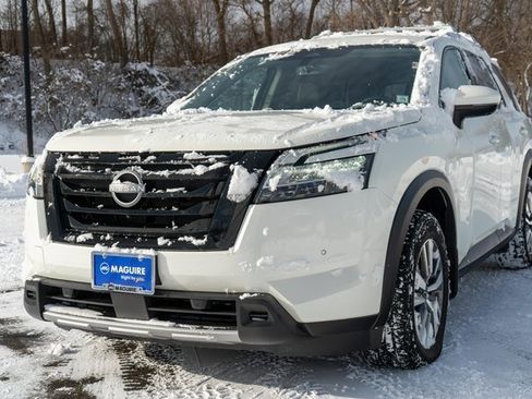 Used 2024 Nissan Pathfinder SL w/ Black Appearance Package image 2