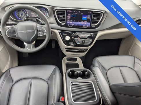 Used 2024 Chrysler Pacifica Touring-L FWD image 15