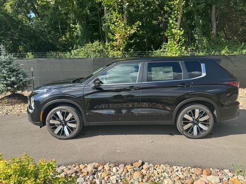 New 2025 Mitsubishi Outlander SE image 2