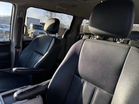 Used 2016 Chrysler Town & Country Touring image 12
