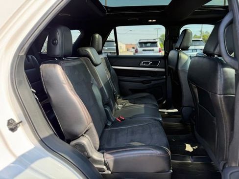 Used 2018 Ford Explorer XLT w/ XLT Appearance Package AWD/4WD image 18