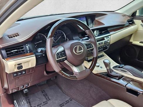 Used 2017 Lexus ES 350 w/ Ultra Luxury Package image 10