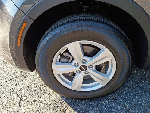 Used 2023 Kia Sorento LX image 28