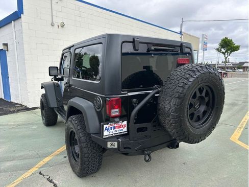 Used 2017 Jeep Wrangler Rubicon w/ Power Convenience Group AWD/4WD image 7