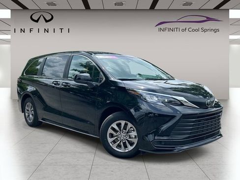 Used 2026 Toyota Sienna LE FWD image 1