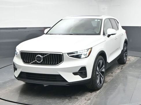 Used 2023 Volvo XC40 B4 Plus w/ Driver Assist Package image 3