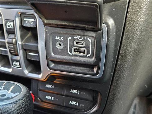 Used 2018 Jeep Wrangler Unlimited Sahara image 16