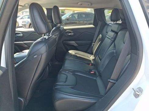 Used 2019 Jeep Cherokee Latitude Plus w/ Cold Weather Group AWD/4WD image 10