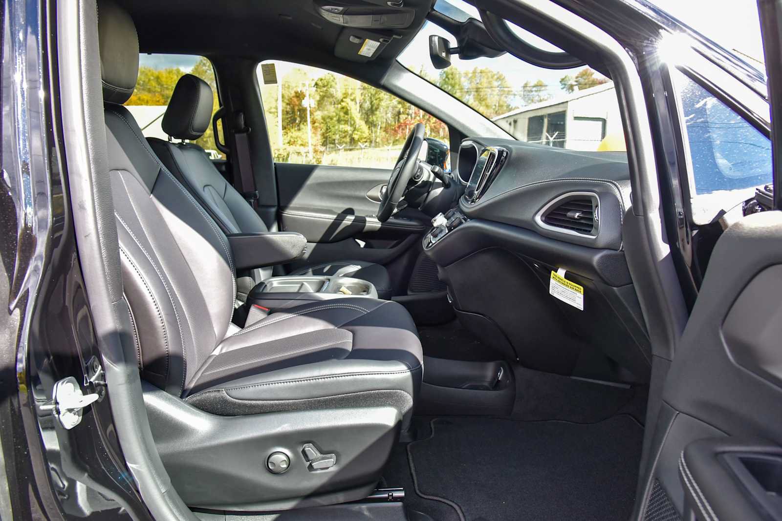 New 2027 Chrysler Pacifica Select w/ Family Tech Group AWD/4WD image 9