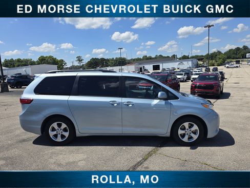 Used 2017 Toyota Sienna LE FWD image 2