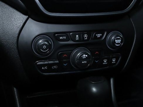 Used 2022 Jeep Cherokee Limited image 28