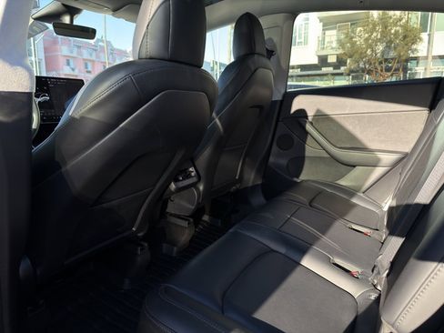 Used 2021 Tesla Model Y Long Range image 30