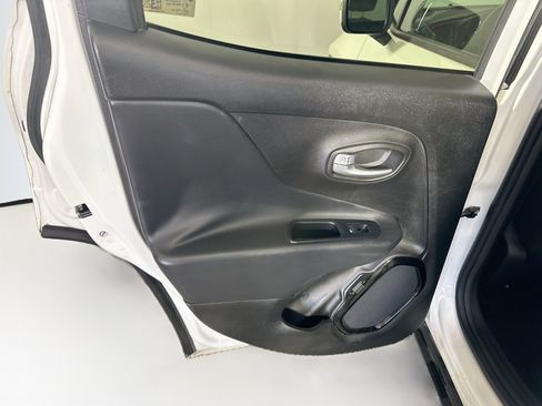 Used 2017 Jeep Renegade Altitude FWD image 24