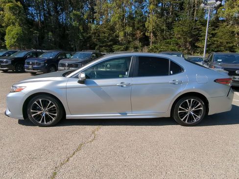 Used 2018 Toyota Camry SE w/ Moonroof Package image 8