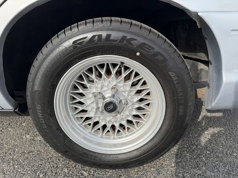 Used 2002 Ford Crown Victoria LX RWD image 18