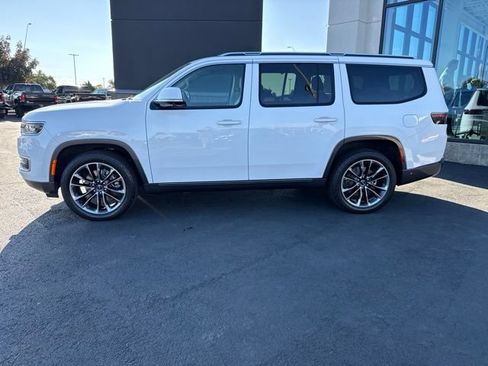 Used 2022 Jeep Wagoneer Series III w/ Premium Group I AWD/4WD image 3