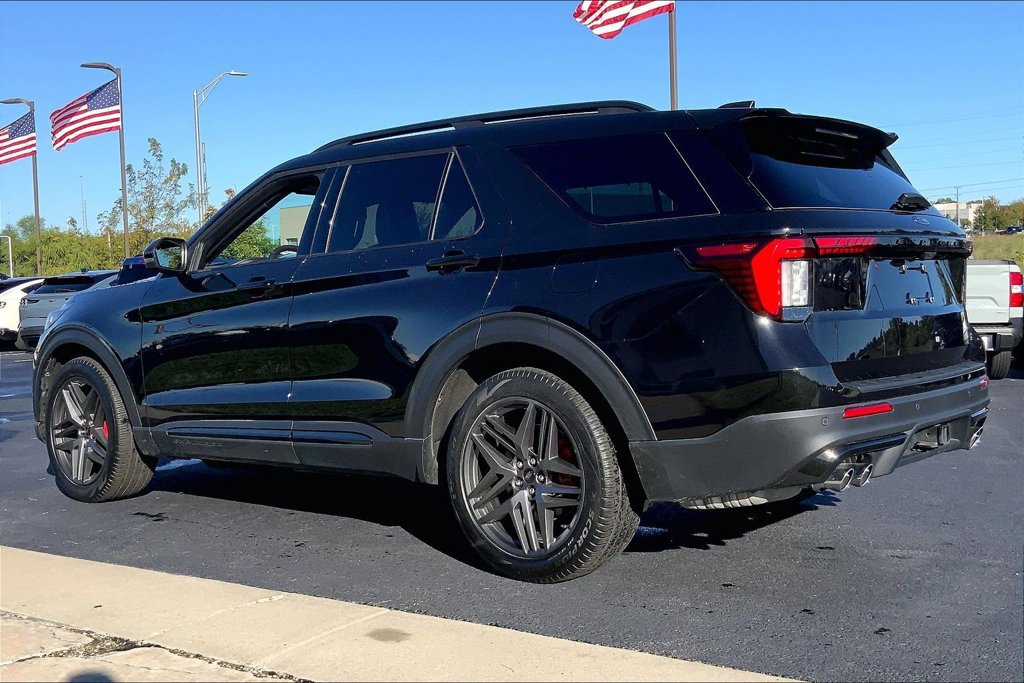 Used 2025 Ford Explorer ST AWD/4WD image 2