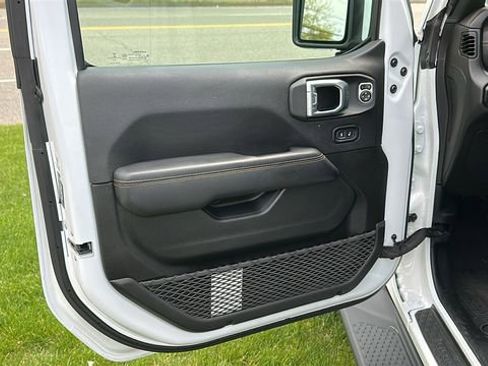 Used 2022 Jeep Gladiator Overland AWD/4WD image 9