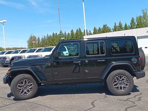 Used 2025 Jeep Wrangler Unlimited Sahara AWD/4WD image 2