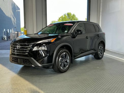 Used 2025 Nissan Rogue SV FWD image 2