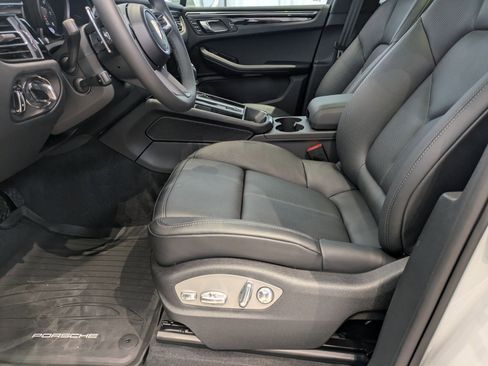 Used 2025 Porsche Macan image 5