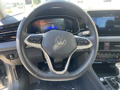 Used 2025 Volkswagen Jetta SE image 28