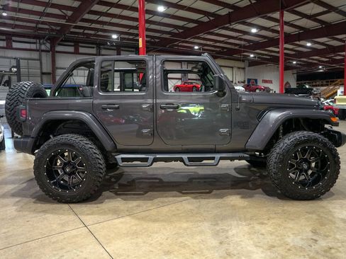 Used 2019 Jeep Wrangler Unlimited Sahara w/ Uconnect 4C Nav & Sound Group AWD/4WD image 10