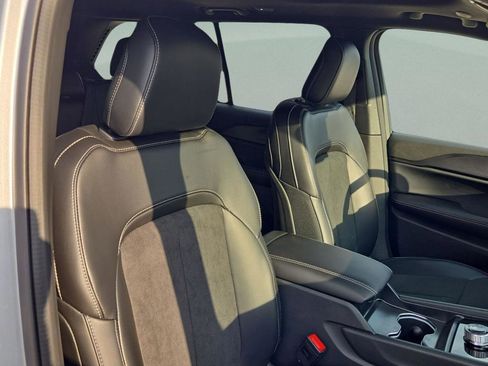 New 2025 Jeep Grand Cherokee Altitude RWD image 31