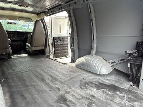 Used 2018 Chevrolet Express 2500 w/ Driver Convenience Package RWD image 31