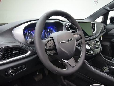 New 2026 Chrysler Pacifica Limited w/ S Appearance Package image 34