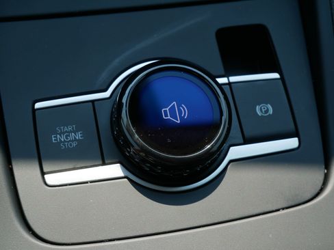 Certified 2025 Volkswagen Tiguan SE AWD/4WD image 28