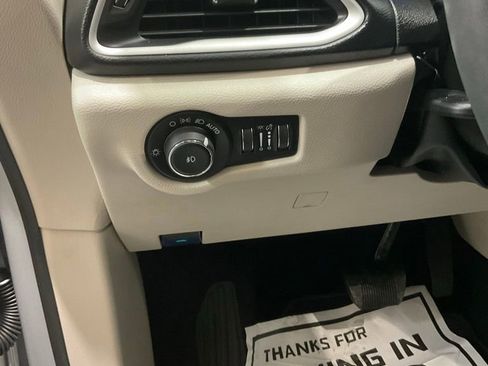 Used 2024 Chrysler Pacifica Touring-L image 8