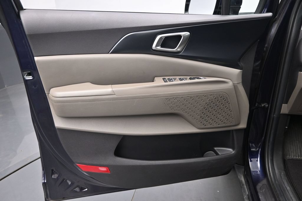 Used 2025 Kia Carnival FWD image 25