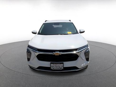 Used 2025 Chevrolet Trax LT w/ LT Convenience Package FWD image 4