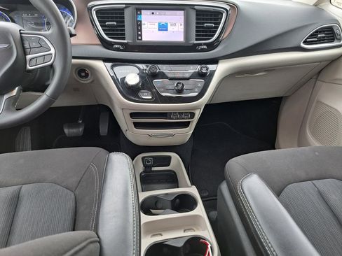 Used 2023 Chrysler Voyager LX image 25