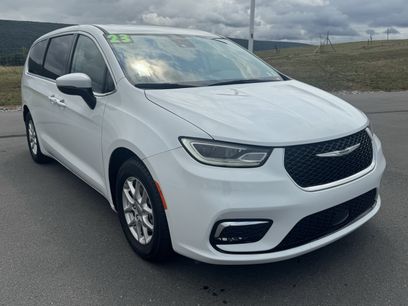 Used 2023 Chrysler Pacifica Touring-L