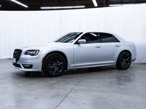 Used 2021 Chrysler 300 Touring L RWD image 3