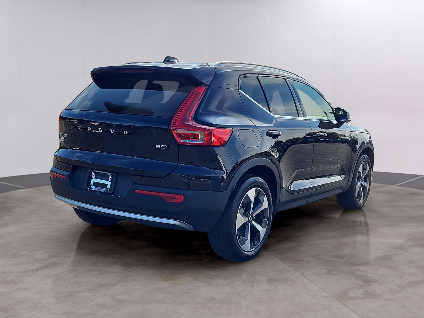 Used 2025 Volvo XC40 B5 Plus AWD/4WD image 2
