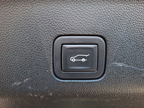 Used 2023 Cadillac Escalade Premium Luxury image 31