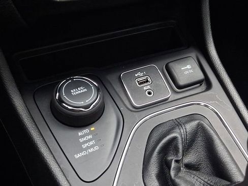 Used 2021 Jeep Cherokee Latitude Plus w/ Sun & Sound Group image 26