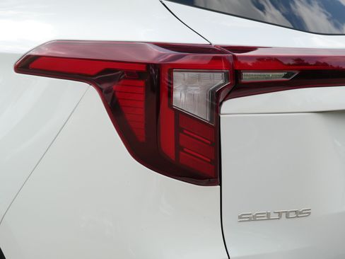 Certified 2024 Kia Seltos SX w/ SX Sunroof Package AWD/4WD image 17