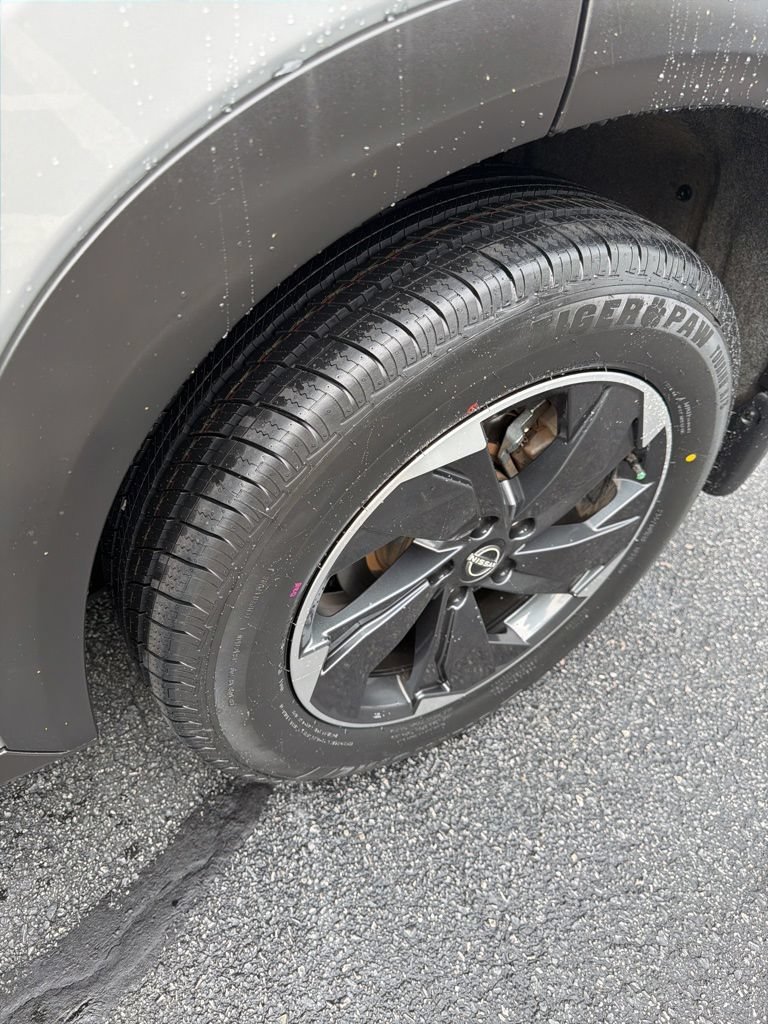 Used 2024 Nissan Rogue SV AWD/4WD image 16