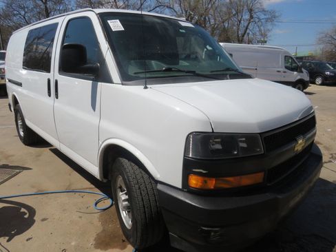 Used 2018 Chevrolet Express 2500 w/ Driver Convenience Package RWD image 3