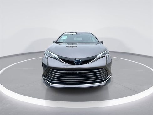 Used 2023 Toyota Sienna Platinum image 3