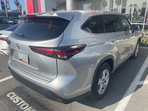 Used 2024 Toyota Highlander LE image 4
