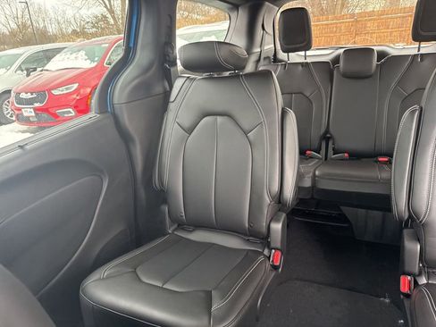 New 2026 Chrysler Pacifica Select image 13