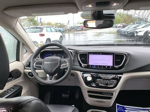 Used 2023 Chrysler Pacifica Touring-L FWD image 19
